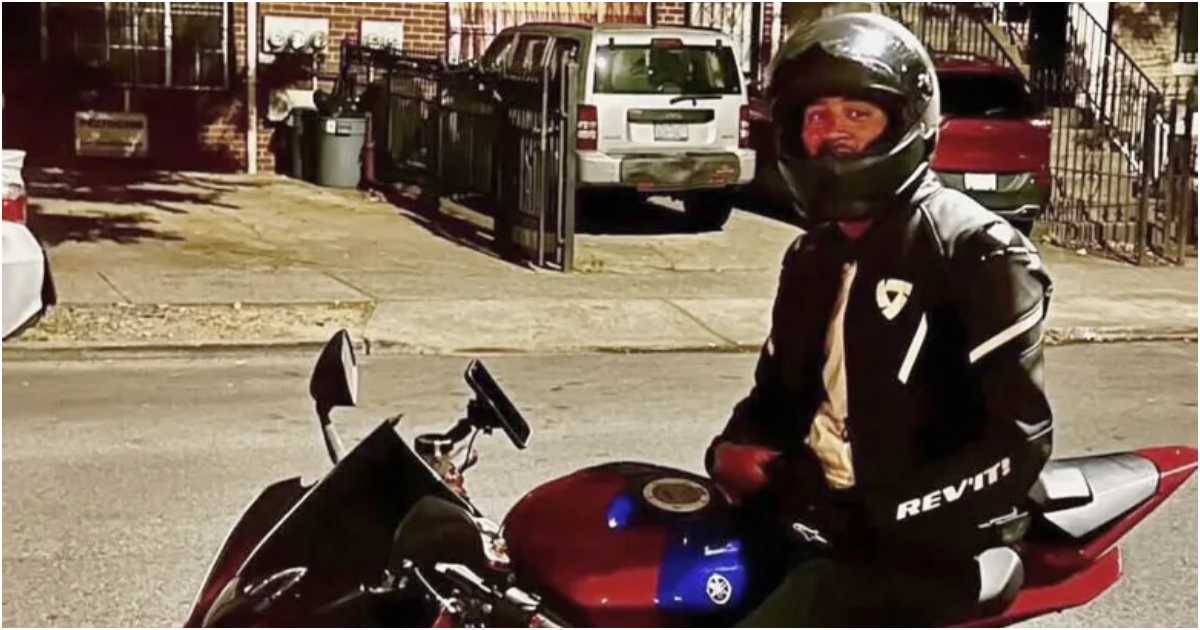 মোটরসাইকেলে বসা এনওয়াইপিডির সম্প্রতি নিহত কর্মকর্তা জে পেনা। ছবি: এনওয়াই ডেইলি নিউজ